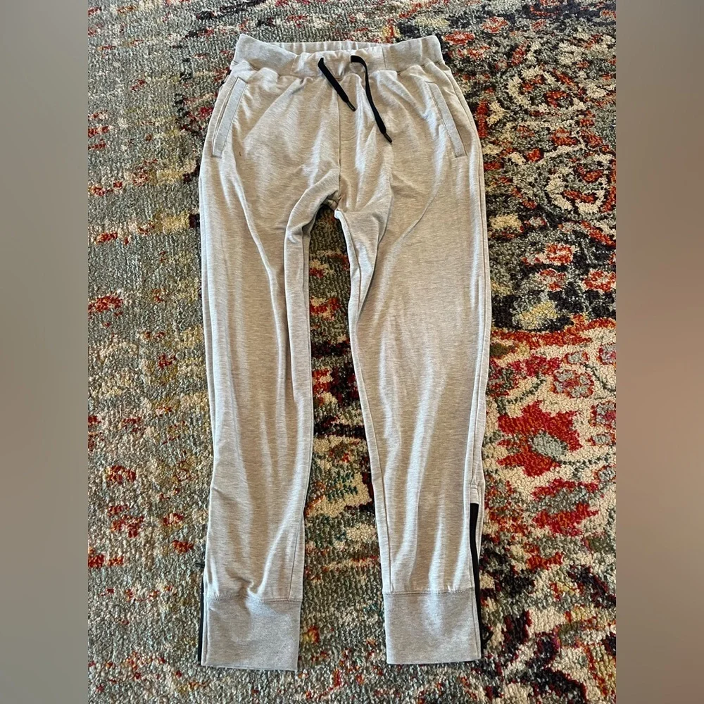 TOMMY JOHN Go Anywhere Joggers Men’s S. no holes/stains but do have loose seams